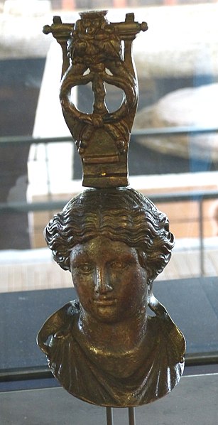 File:Périgueux Vesunna Museum - Bronze 2 Pantheistische Gottheit.jpg