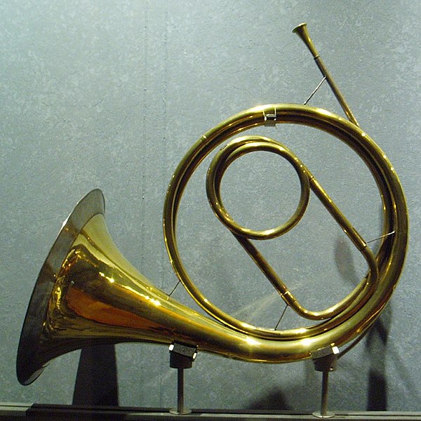 "Cor solo" (natural horn) – Raoux, Paris, 1797 – Paris, Musée de la Musique (with a double-loop crook located within the body of the horn).