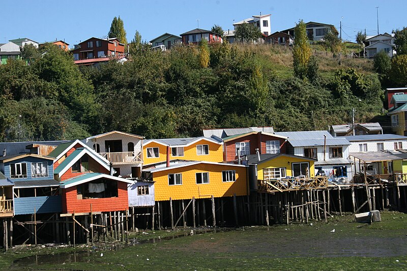 File:Palafitos Chiloe.jpg