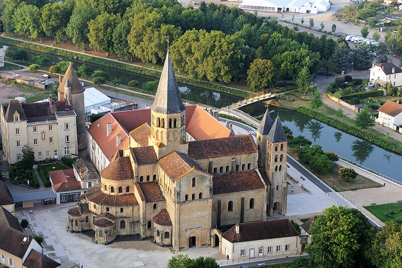 File:Paray-le-Monial, la basilique, vue aérienne.jpg