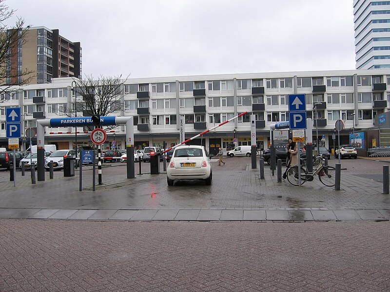 File:Parkeerterrein met fietsblokkade Winkelcentrum Nova, Trumanlaan, Kanaleneiland Utrecht-West, januari 2020 - 1.jpg