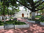 Calles, fachadas de edificios y contexto urbano del centro histórico de Nueva Esparta.