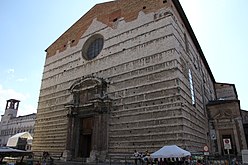 Portail baroque de la façade incomplète.