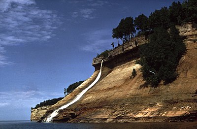 This rocks. Заповедник Пикчед-Рокс. Мичиган Пикчед Рокс. Парк pictured Rocks Lakeshore Мичиган. Собака на скале Мичиган.