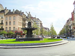 Place Rouppe con la sua fontana allegorica nella città di Bruxelles e avenue de Stalingrad.