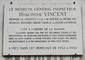 Plaque commémorative sur le domicile parisien d'Hyacinthe Vincent au no 7 de l'avenue Bosquet, où il vécut entre 1932 et 1950.