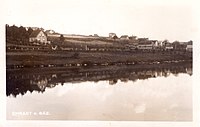 Celkový pohled na obec od řeky Sázavy (vila je v pravé části pohlednice)