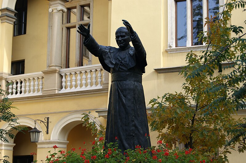 File:Pope John Paul II monument,Krakow Archbishop's Palace courtyard, 3 Franciszkanska street,Old Town, Krakow, Poland.jpg