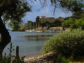 Blick auf den Hafen von Port-Cros und das darüber liegende Fort du Moulin