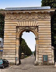 L'arc de triomphe de la porte Saint-Antoine.