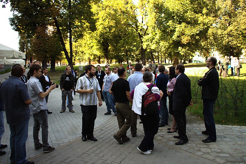 File:Poznań, 10 let polské Wikipedie, sraz po konferenci II.jpg