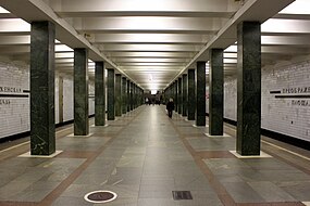 Sala della stazione prima della riparazione delle pareti dei binari