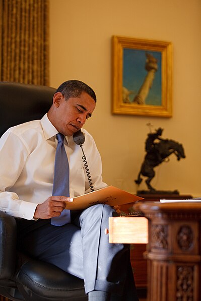 File:President Barack Obama reads the letter left in the Oval Office Resolute Desk for him the previous day, by former President George W. Bush, Jan. 21, 2009..jpg