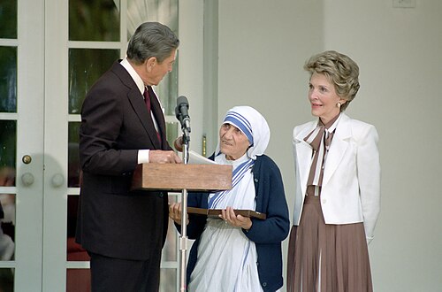 ロナルド・レーガン大統領は、1985年6月20日、ナンシー・レーガン大統領夫人が見守る中、ホワイトハウスの式典でマザーテレサに大統領自由勲章を授与しました。Wikipediaより