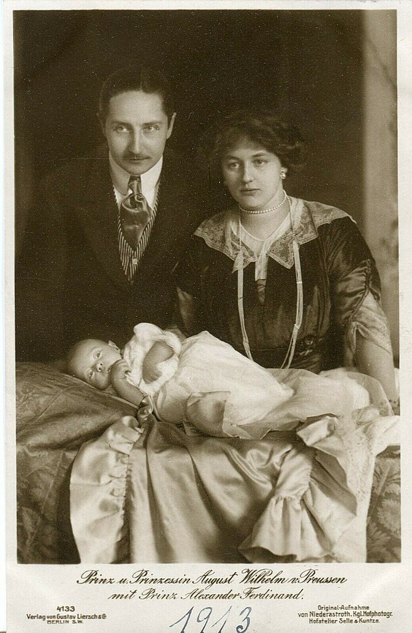 August Wilhelm with his wife and newborn son, 1913.