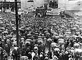 Manifestação na Praça da Sé em 25 de janeiro de 1932. O povo foi às ruas apesar da chuva.