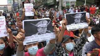 6. februar, demonstranter i i Hledan, Yangon, på skiltene står: "Skam dig, diktator, vi vil aldrig tilgive dig".