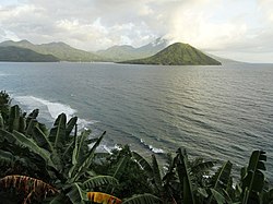 Øya Tidore og dens oppstrøms Maitara, sett fra Ternate