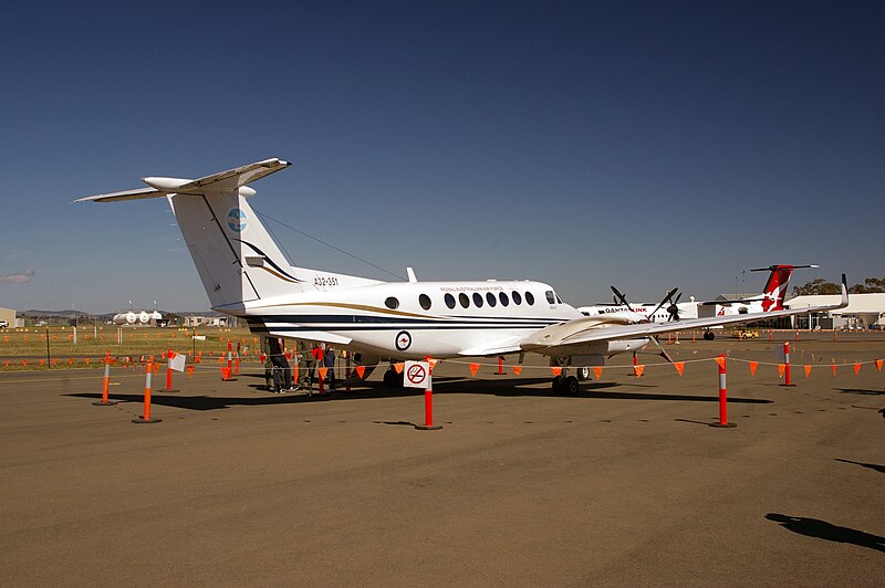 File:RAAF Beechcraft B300 King Air 350 (A32-351) and QantasLink Bombardier Dash 8 Q400 (VH-QOJ) at YSWG.jpg