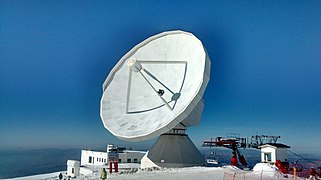 Radiotelescopio del observatorio de Sierra Nevada desde las pistas de esquí.