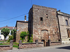La tour de l'ancienne porterie du château épiscopal.