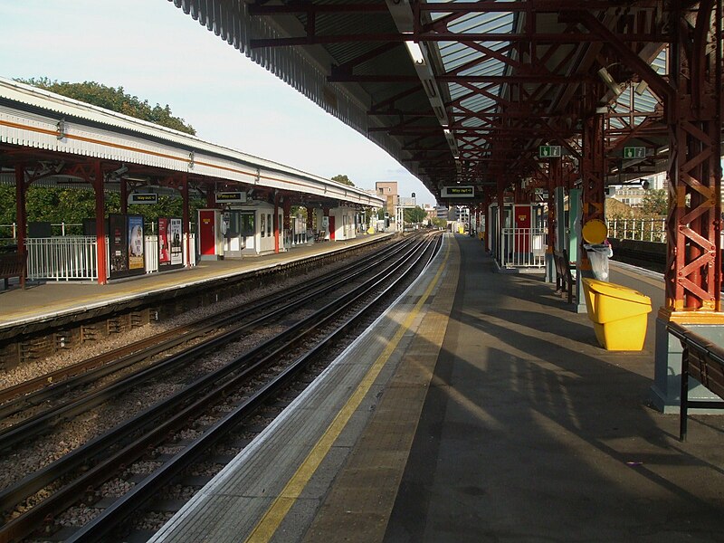 File:Ravenscourt Park stn westbound Piccadilly look east.JPG