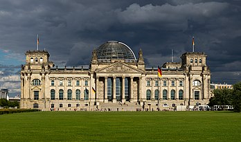 Le palais du Reichstag, à Berlin. (définition réelle 8 483 × 5 000)