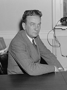 Rep. Charles A. Halleck of Ind., Mitglied des Untersuchungsausschusses des National Labour Relations Board, Sept. 1939 LCCN 2016876179 (beschnitten).jpg