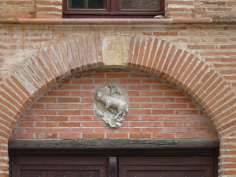 File:Rieux-Volvestre mairie relief.jpg