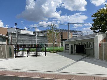 ファイル:Ritsumeikan_Junior_&_Senior_High_School_Nagaokakyo_Campus_1_(2).jpg