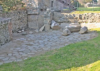 Resti dell'antica via Flaminia sotto il casale sistemato nell'arco