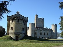 Roquetaillade château et chapelle.JPG