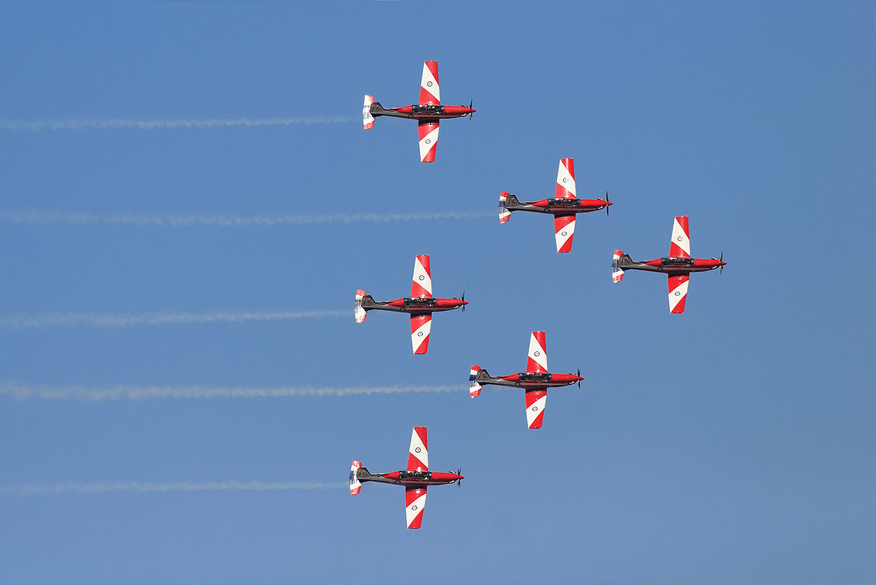 File:Roulettes flying in formation.jpg - Wikipedia