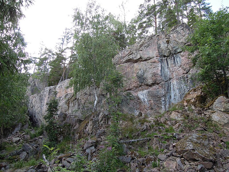 File:Södra Landsberget klippvägg Fagersta.JPG