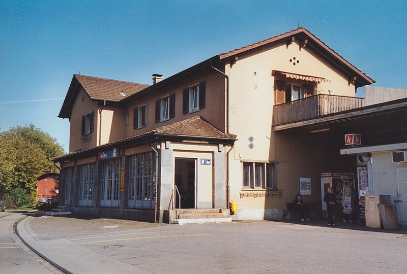 File:SBB Historic - F 122 01050 007 - Suhr Stationsgebaeude Strassenseite.jpg