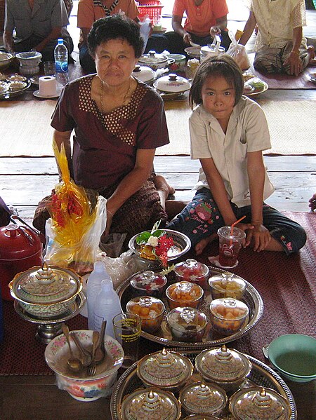 ไฟล์:Salak_Phat_-_Food_ticket_of_Thai_Buddhist_for_dedicates_to_Buddhist_monk.jpg