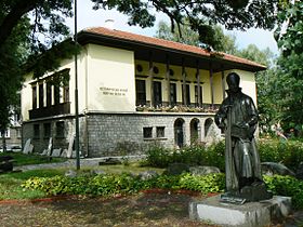 Samokov-History-museum-monument-Zahari-Zograf.jpg
