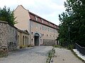 Entrée du château avec l'ancien bâtiment de la garde