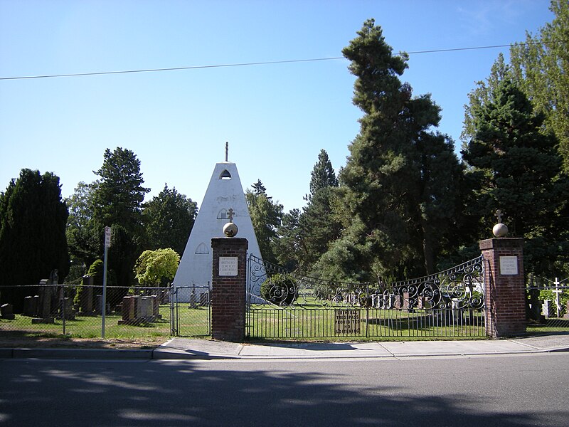 File:Seattle - Orthodox Brotherly Cemetery of St. Nicholas 01.jpg