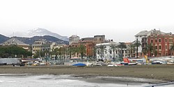 Panoramo de Sestri Levante dum vintro, kun vidaĵo de la plaĝo kaj sur la fono la neĝmakulitaj montoj