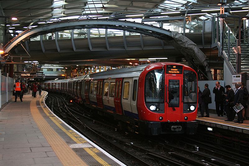 File:Shiny and new, 'S' Stock at Farringdon. - panoramio.jpg