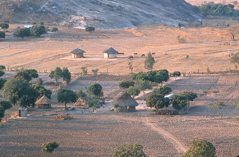 File:Shona farms Zimbabwe.jpg