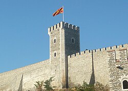 Sebuah menara benteng Kale di Skopje, dengan bendera Makedonia di atasnya