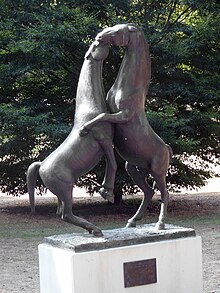 Gerhard Marcks (1889–1981) «Spielende Hengste» 1962, Bronze. Wiesbaden, Park am warmen Damm. 50°04'59.2"N 8°14'49.2"E, 50.083098, 8.246997