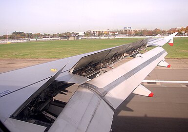 Nach oben ausgefahrene Störklappen (Spoiler) eines A320