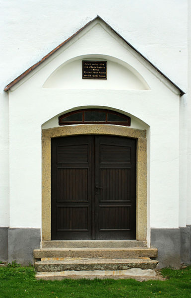 File:Stříbřec, Mníšek, church 2.jpg