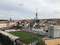 Pohled na stadion z domu Radost, čtvrť Žižkov v pozadí