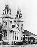 Ånglok framför Los Angeles and Independence Rail Road Terminal vid 5th Street / San Pedro Street 1875.