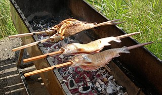 Steckerlfisch ist an einem Sta