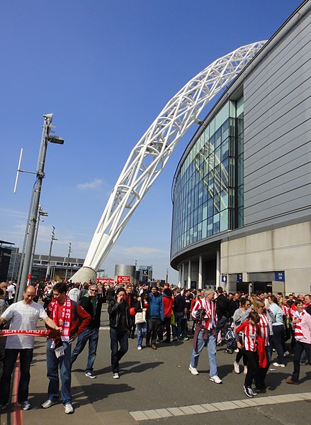 File:Still No Gold at the End of the Rainbow - Brentford Play-Off Final - May 2013 (8817797727).jpg